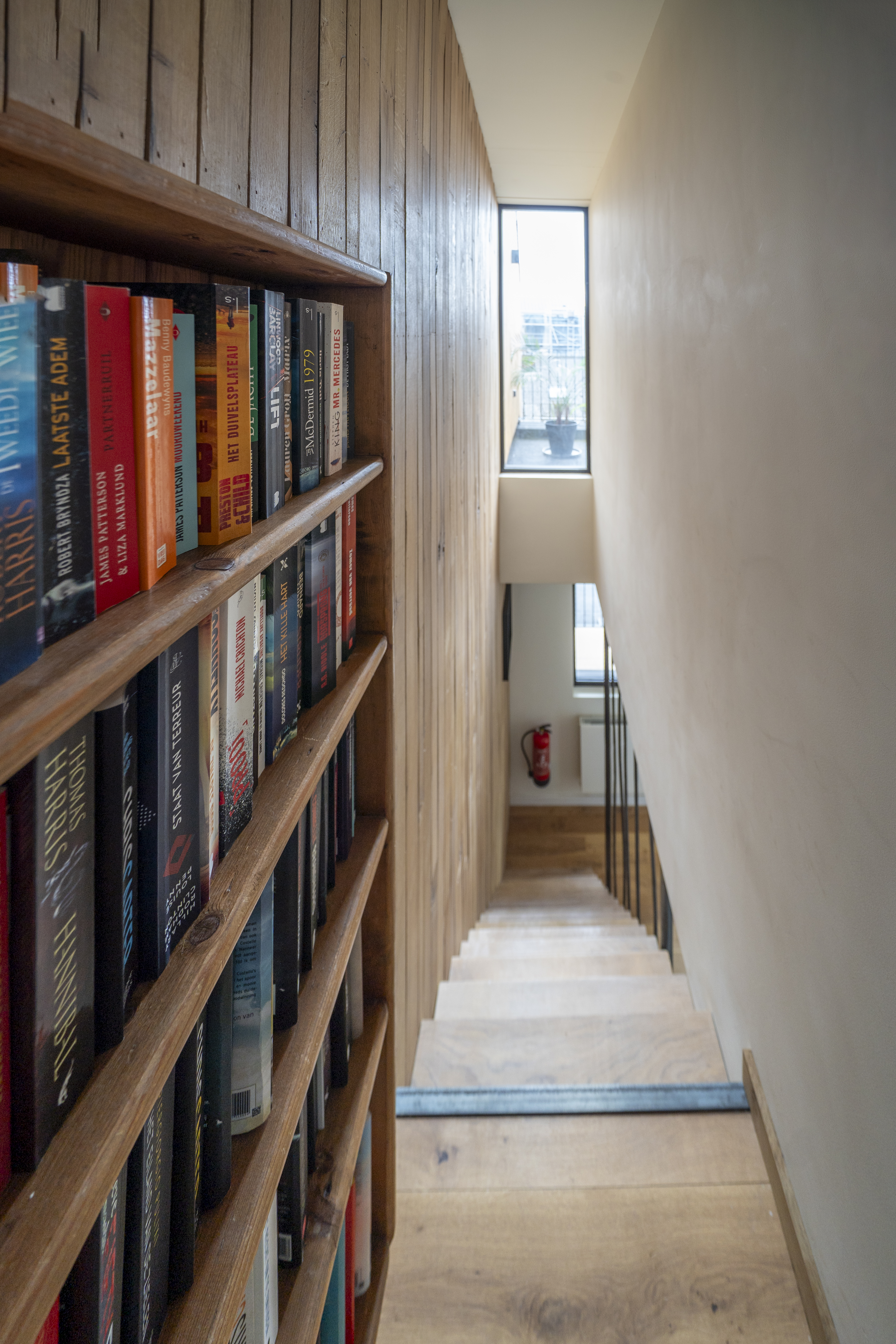 Bibliotheekwand en trap